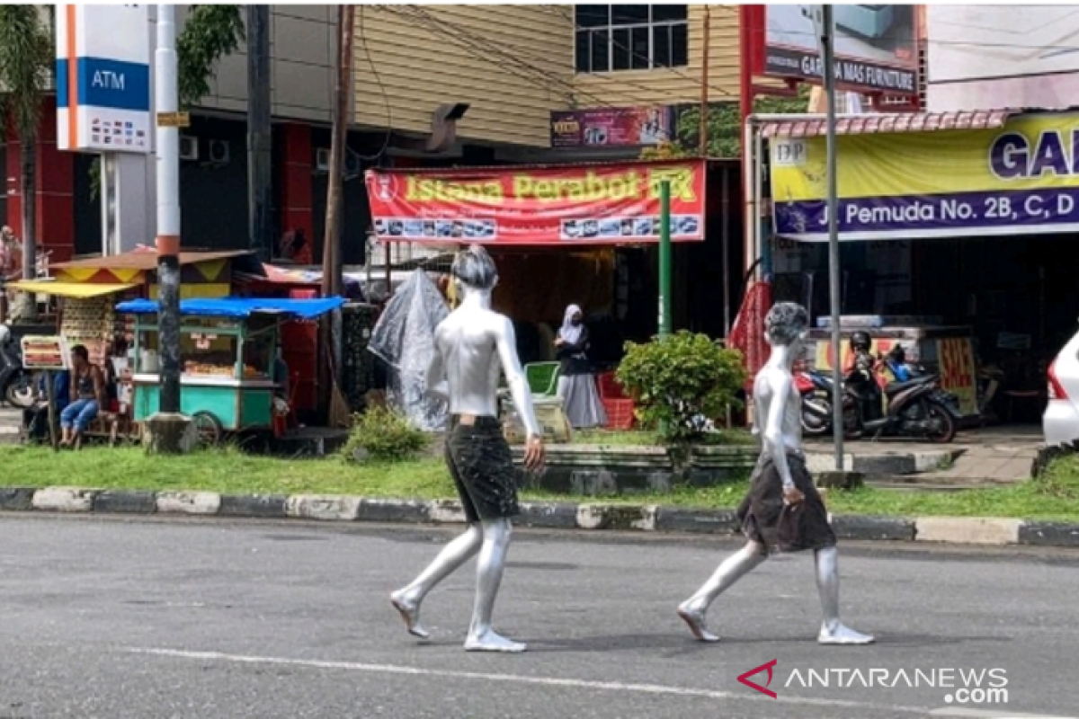 "Silver-man" Commonly Spotted at Padang, West Sumatera