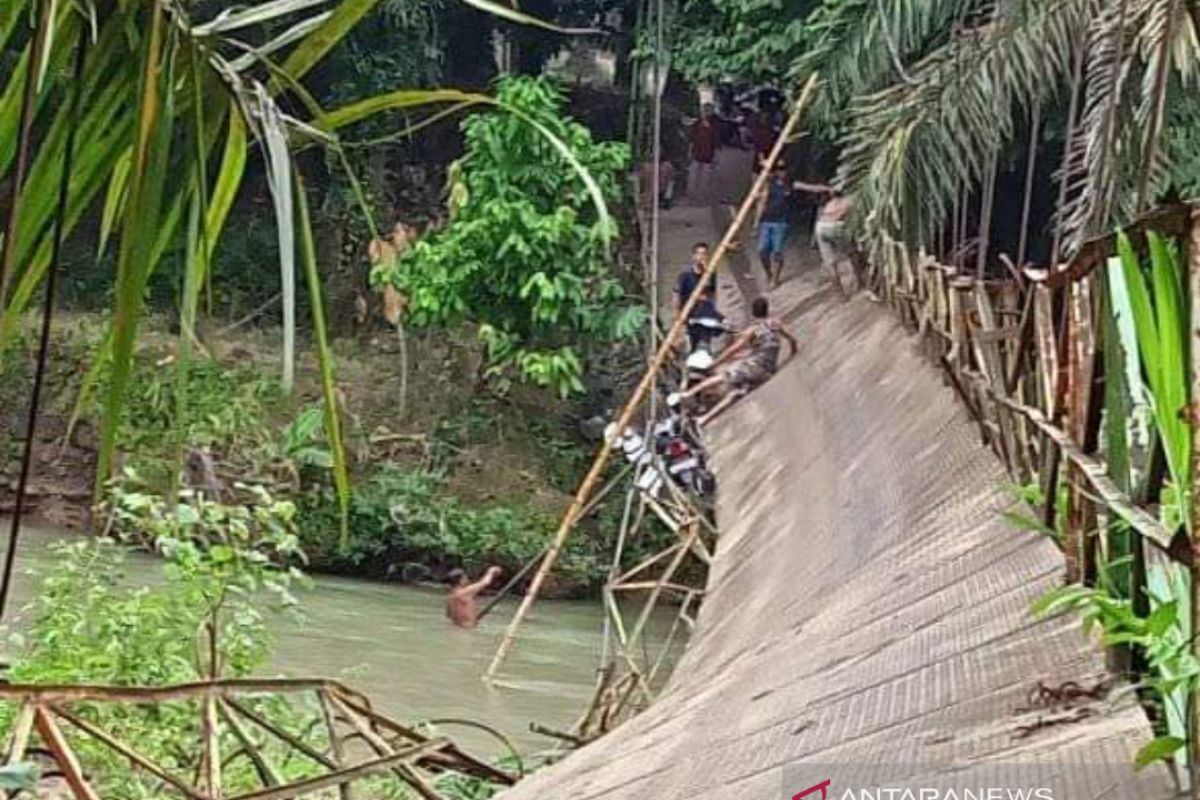 Penahan titi rambin Desa Silumajang Labura putus, warga jadi korban