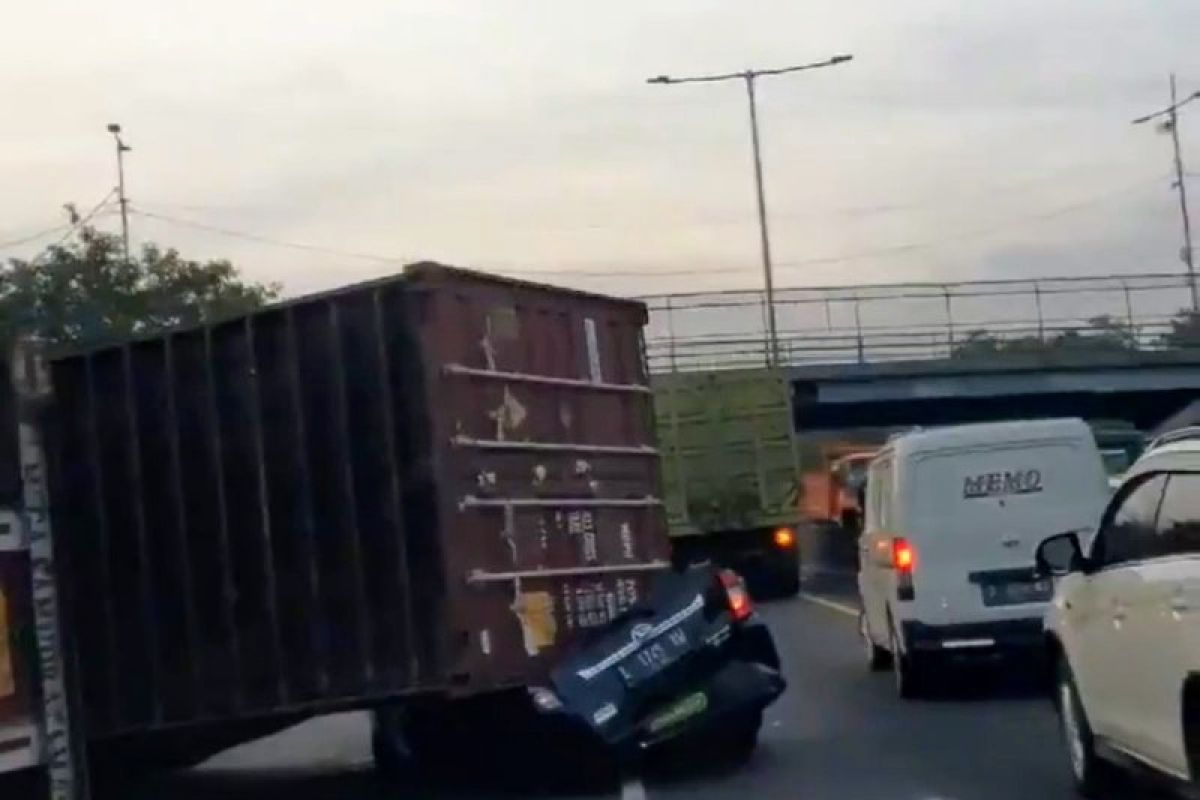 Seorang tewas dalam kecelakaan mobil dengan truk kontainer di Surabaya