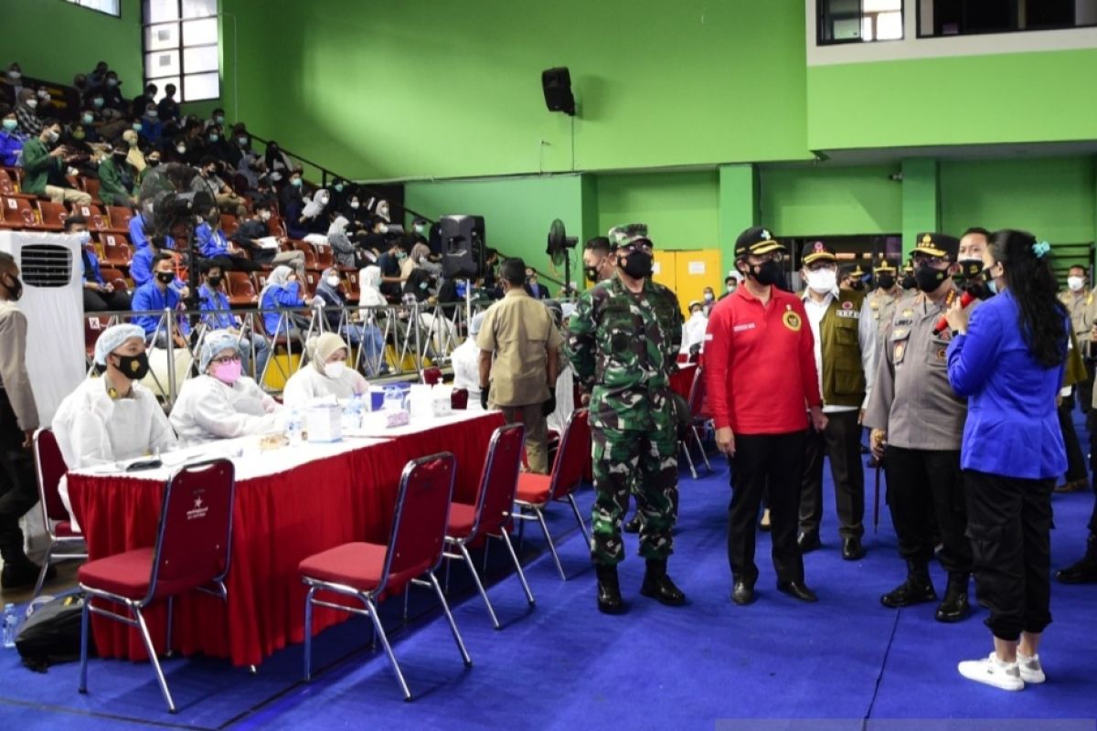 Panglima TNI puji mahasiswa yang menjadi pelopor vaksinasi nasional