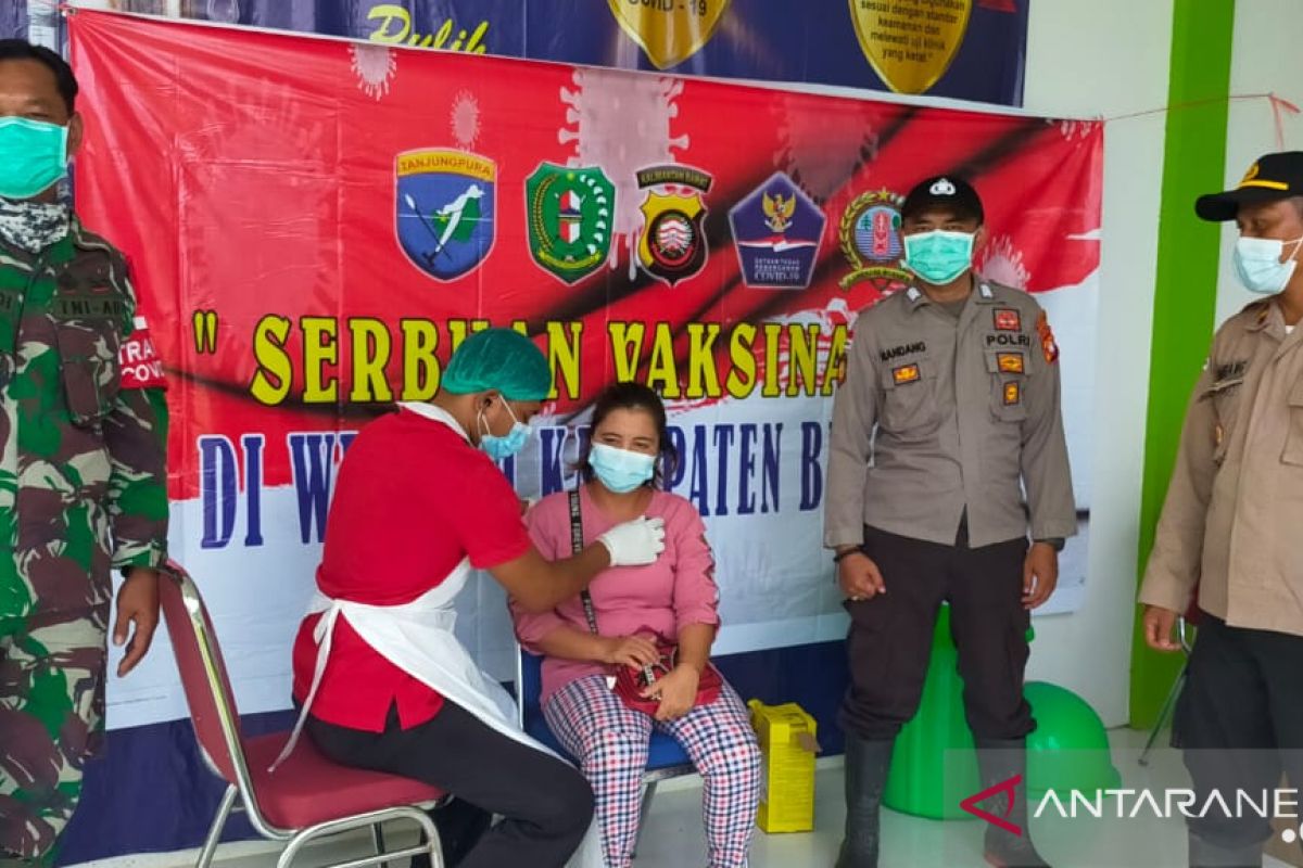 TNI-Polri kompak kawal vaksinasi di daerah perbatasan
