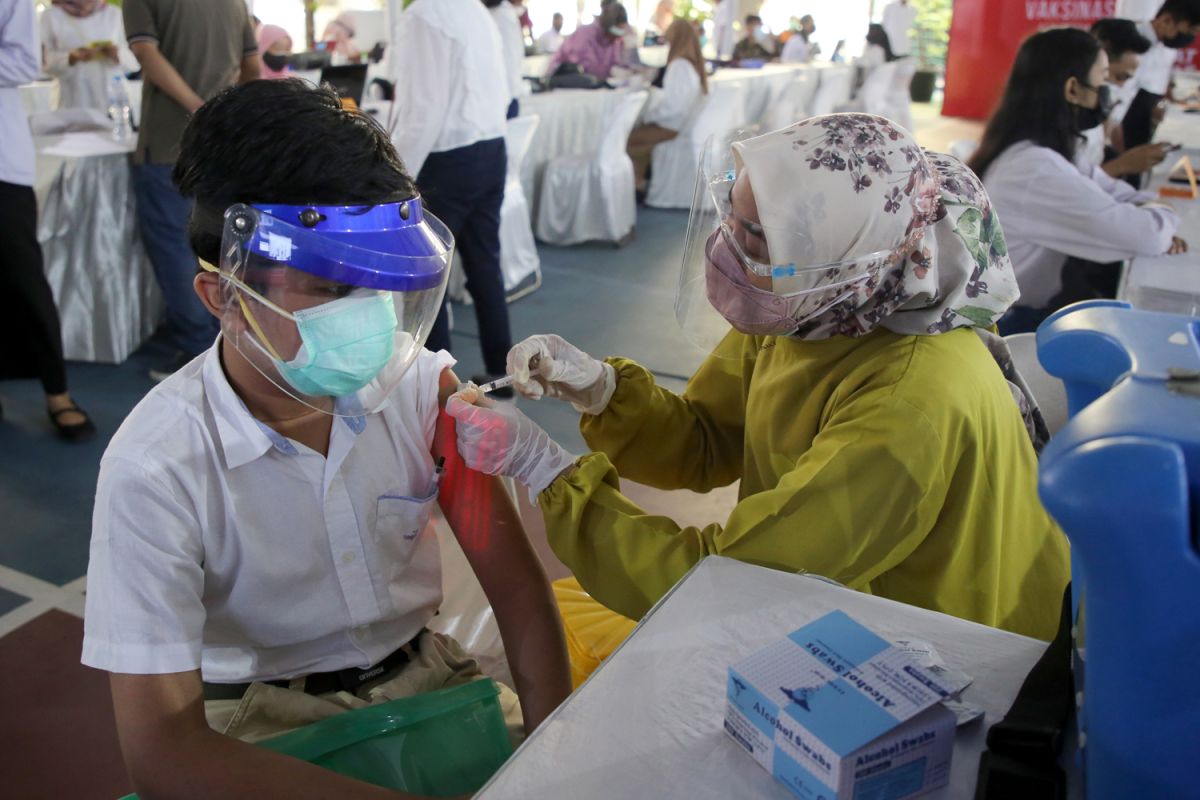 Ribuan pelajar SMP dan SMA di Surabaya ikuti vaksinasi massal
