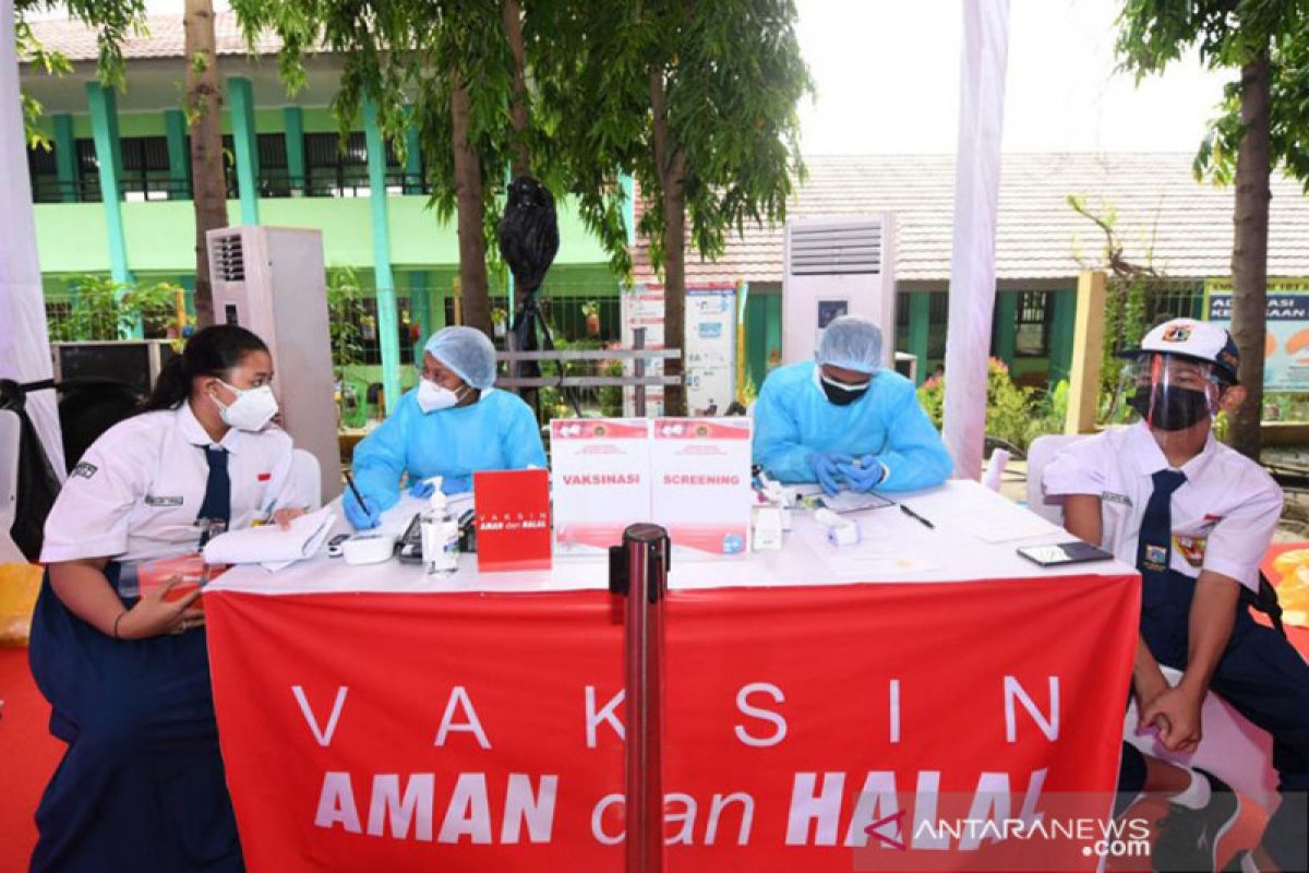 Kemarin, obat gratis Presiden hingga vaksinasi pelajar SMP-SMA