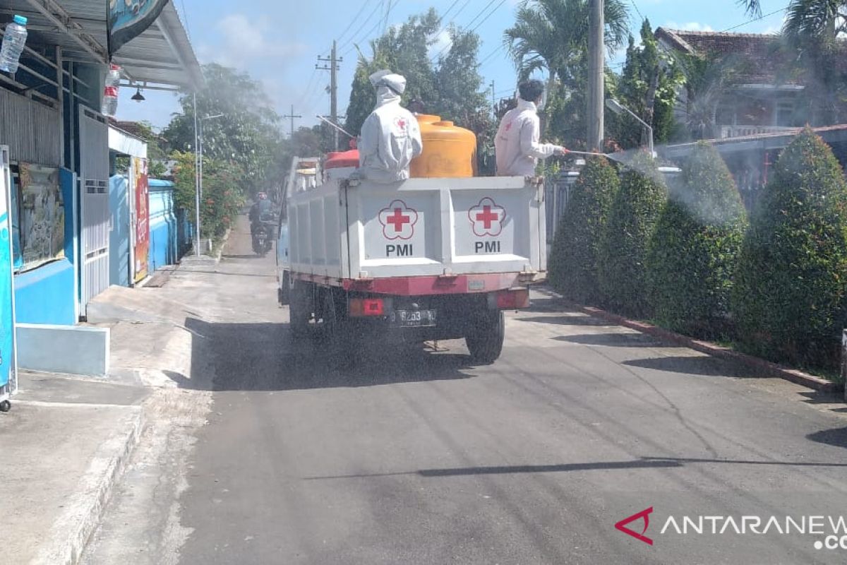 Jember masuk zona merah, PMI Jember gencarkan penyemprotan disinfektan