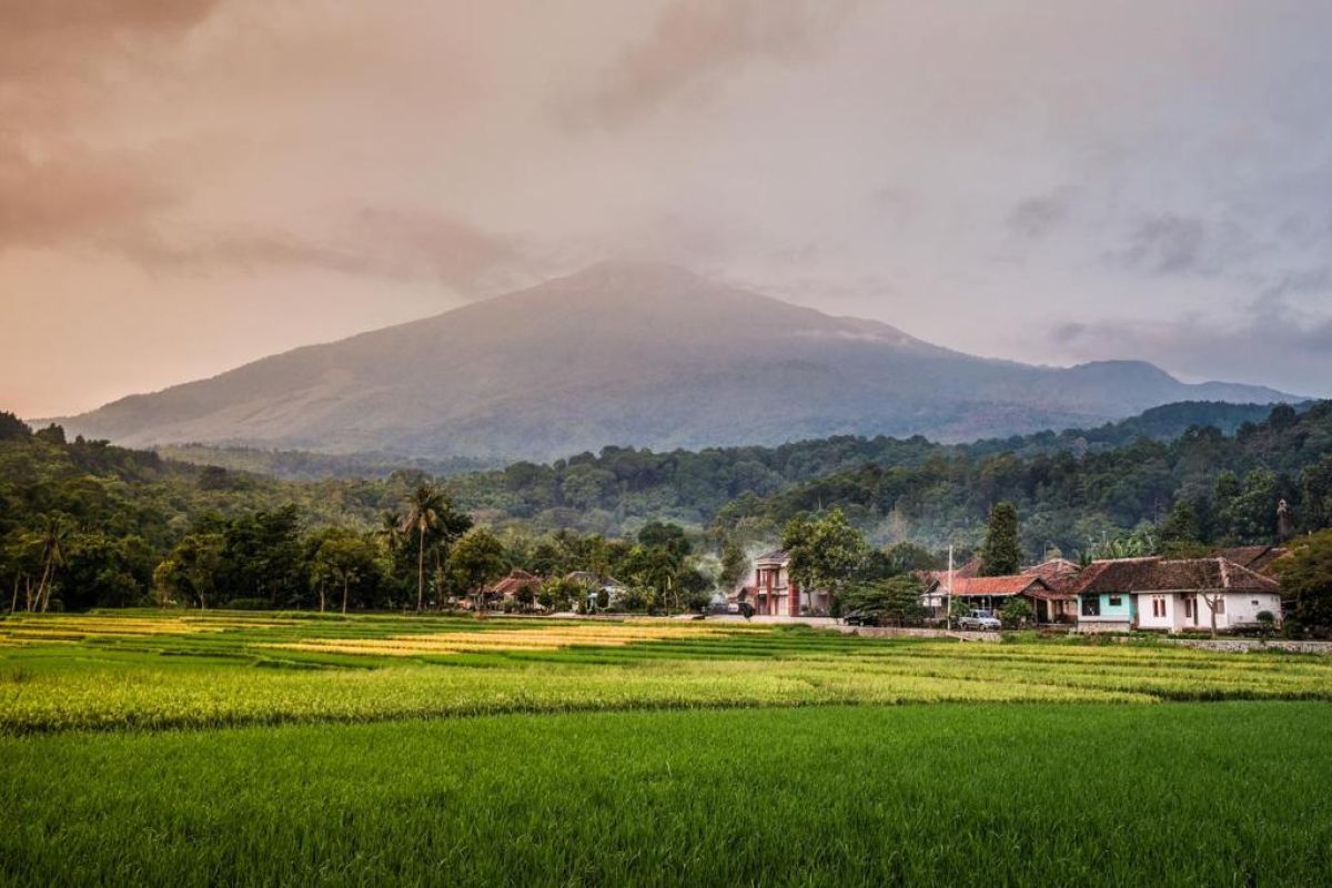 Menparekraf membuka bimtek dan workshop Anugerah Desa Wisata Indonesia