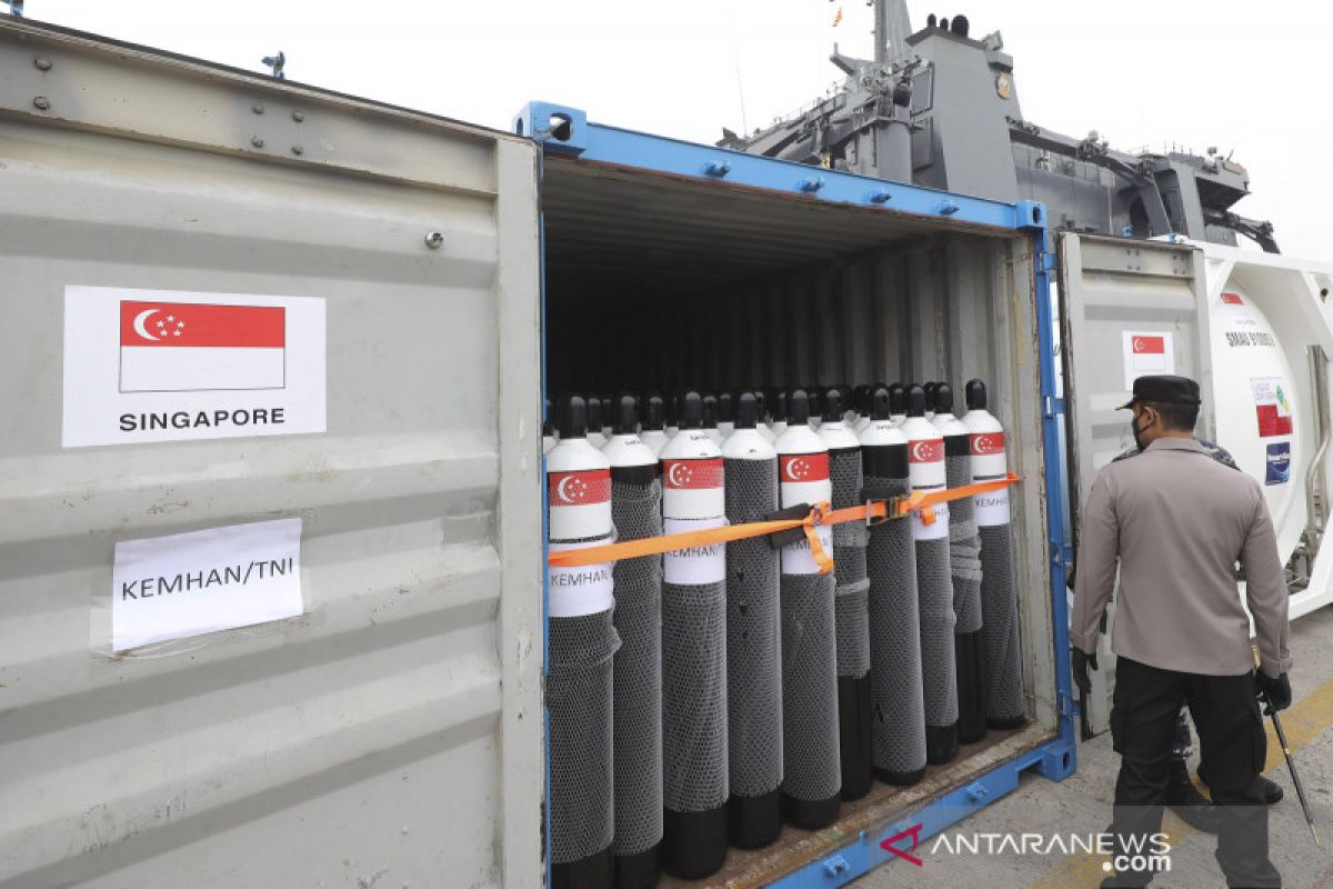 Indonesia receives vaccines, oxygen cylinders from UAE, Singapore