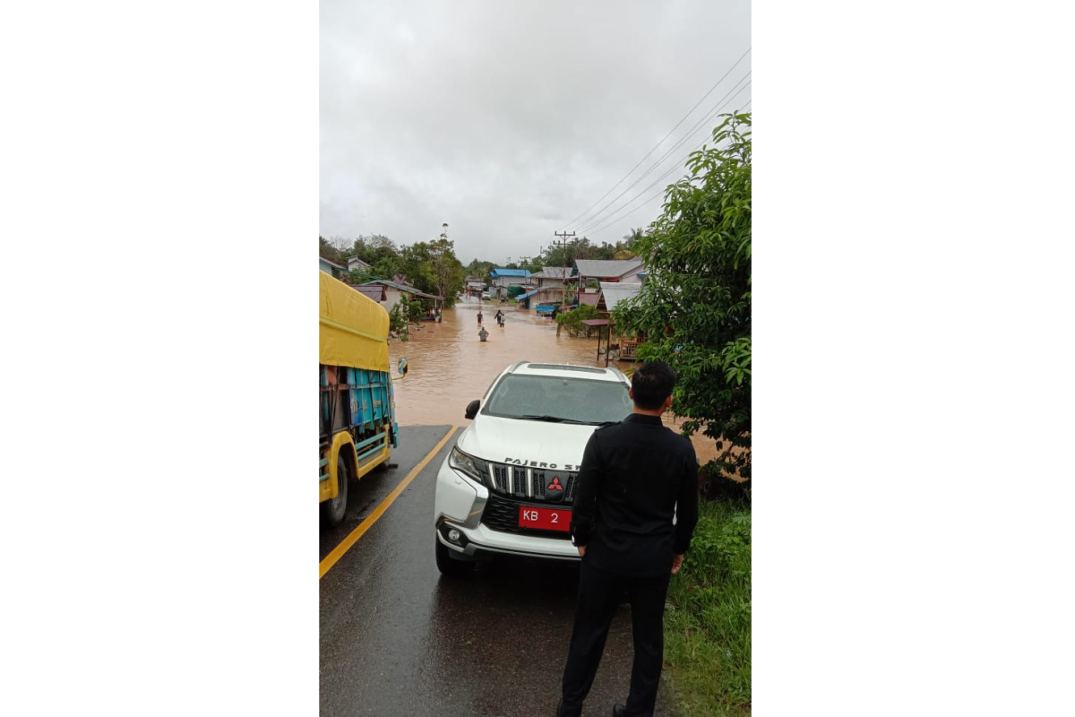 Banjir terjang Kapuas Hulu-Kalbar, jalan nasional terputus