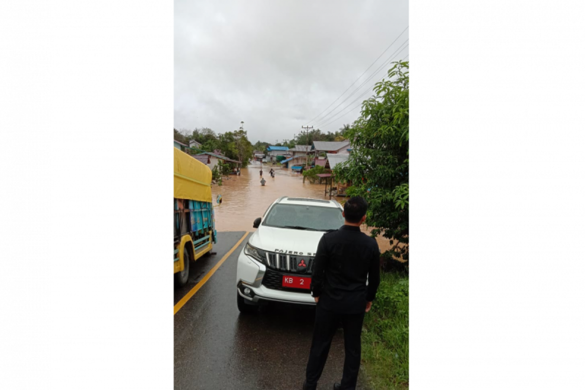 Banjir terjang Kapuas Hulu-Kalbar, akses jalan nasional terputus