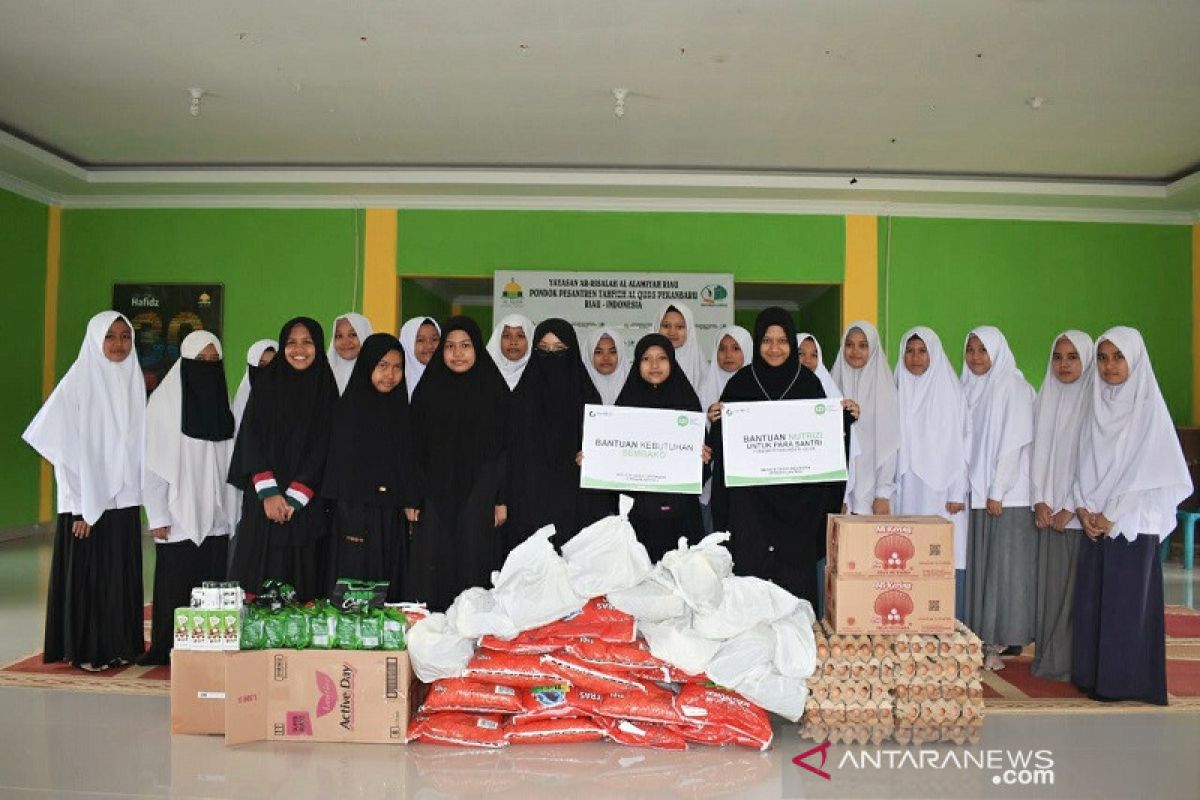 IZI Riau bagikan sembako untuk para Santri penghafal Alquran