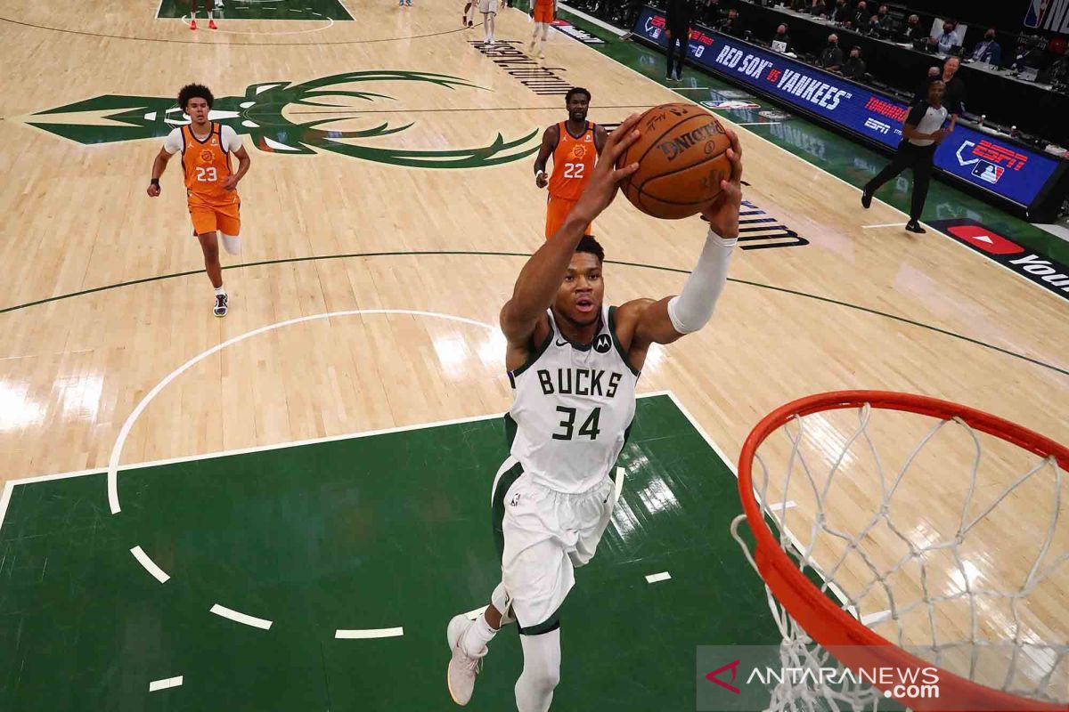 Saat lawan Raptors, Buck tak diperkuat Antetokounmpo karena cedera betis