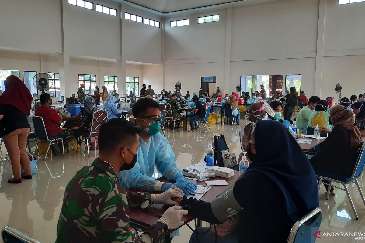 7.400 warga ikut vaksinasi COVID-19 di Satbravo 90 TNI AU di Tangerang