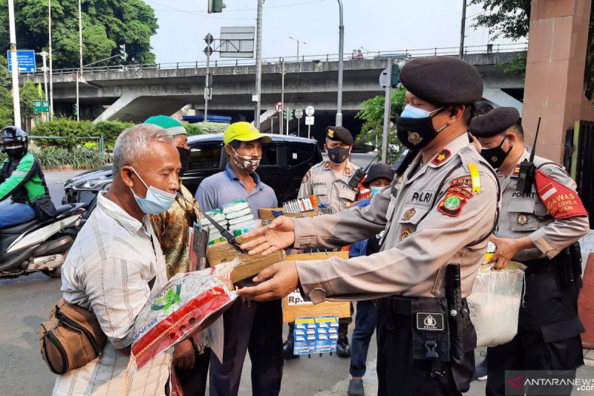 Polri salurkan 1.000 paket sembako untuk warga terdampak PPKM darurat