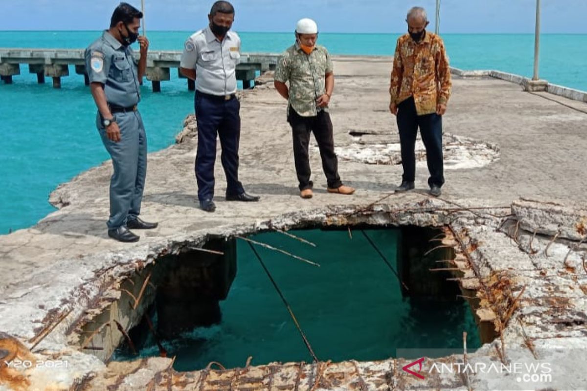 Pelabuhan Midai rusak akibat diterjang ombak