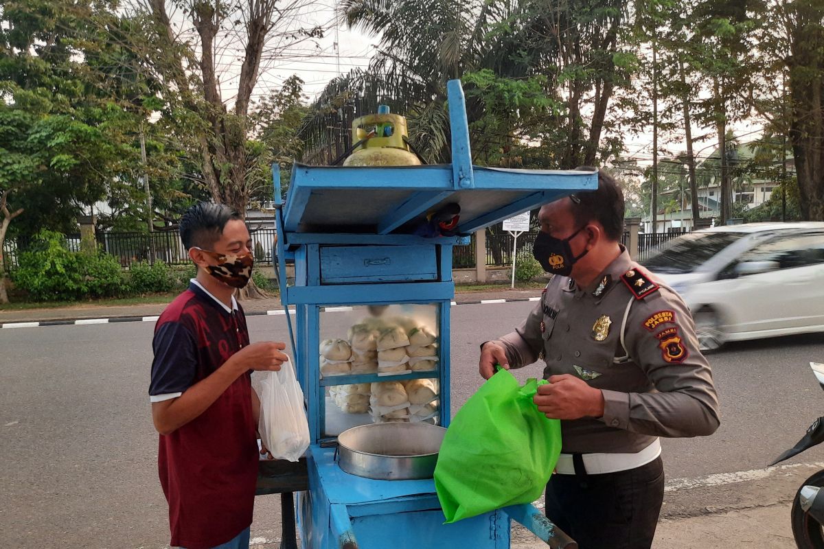 Satlantas Polresta Jambi imbau pedagang kaki lima patuhi PPKM