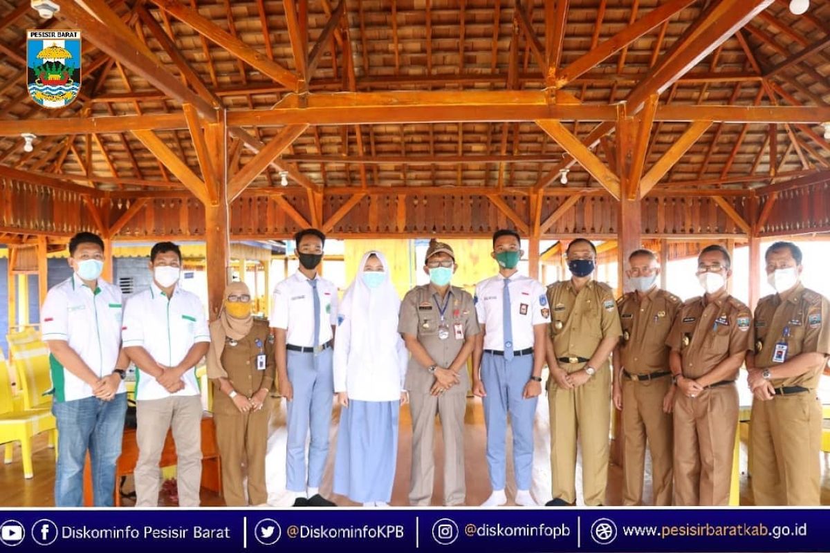 Dispora Pesisir Barat lakukan latihan paskibra bagi petugas pengibar bendera