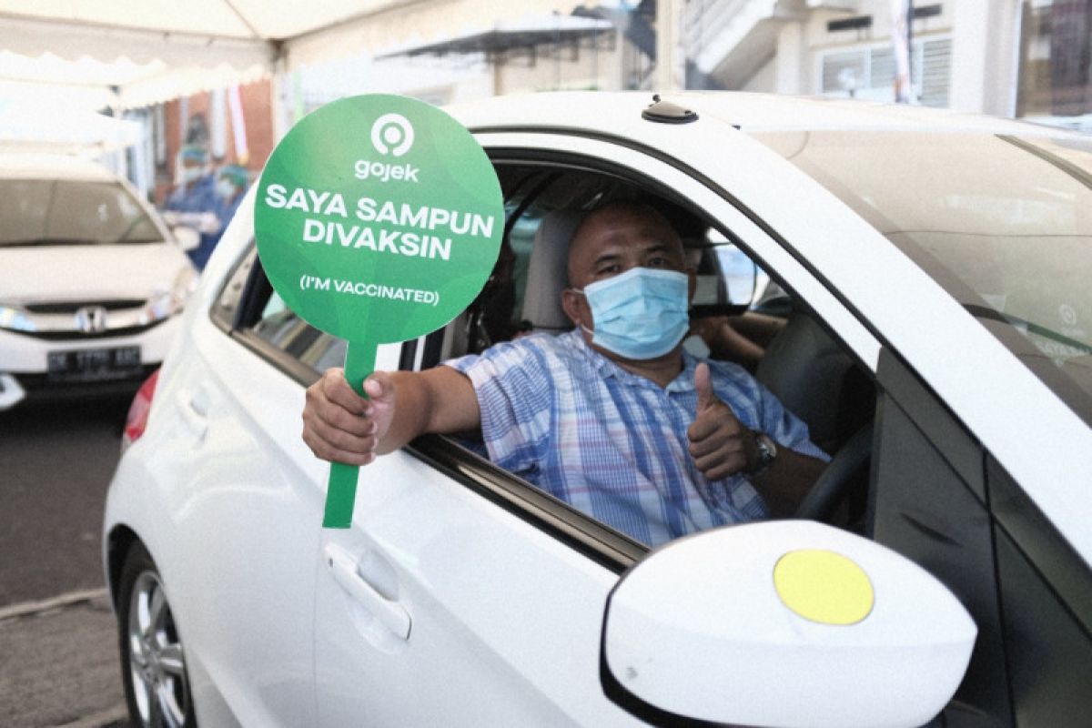 Gojek distributes 50,000 voucher packages to support health workers