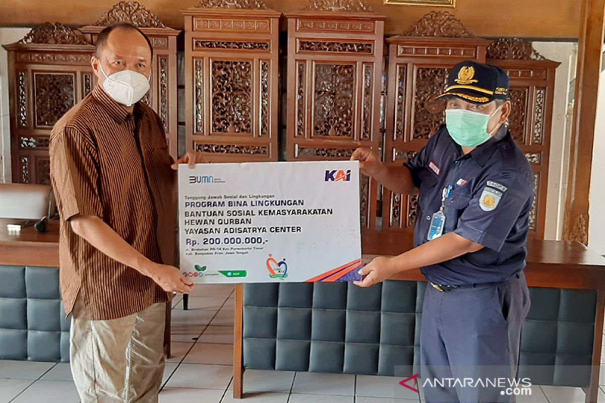 KAI Purwokerto serahkan bantuan CSR bagi warga Banyumas