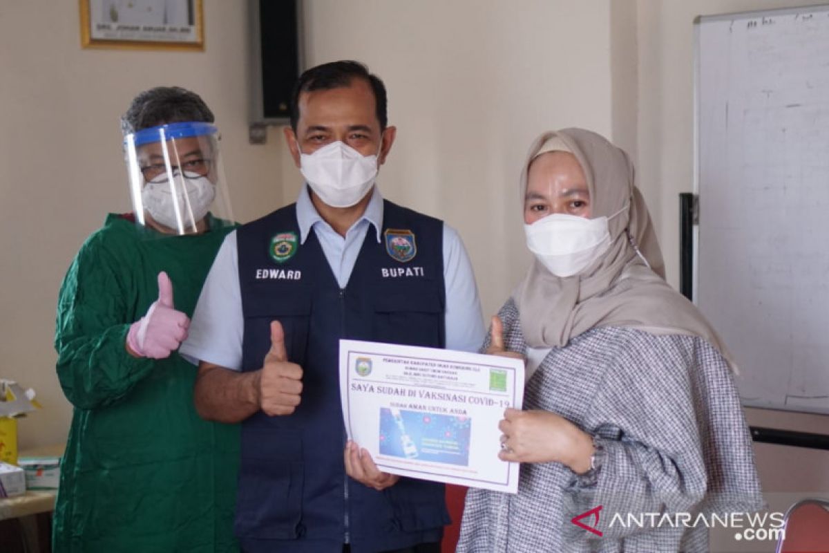 Bupati OKU dan istri dapat suntikan vaksin COVID-19  tahap kedua