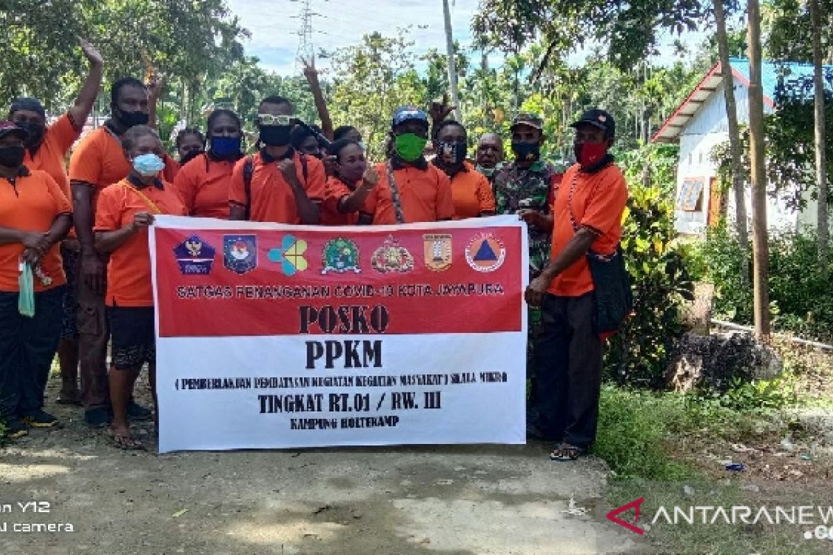 Aparat TNI dampingi penyemprotan disinfektan Satgas COVID-19