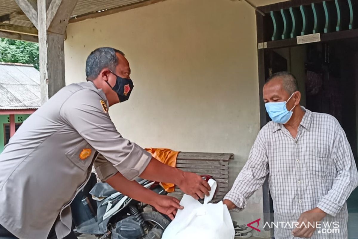 Polisi Bangka Barat menyalurkan bantuan sembako warga terdampak pandemi