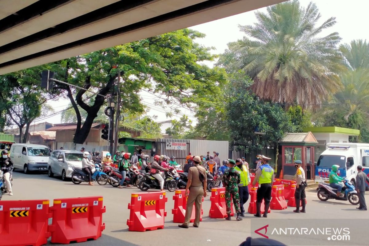 Kemacetan terjadi pada hari pertama penyekatan di Jembatan Pesing