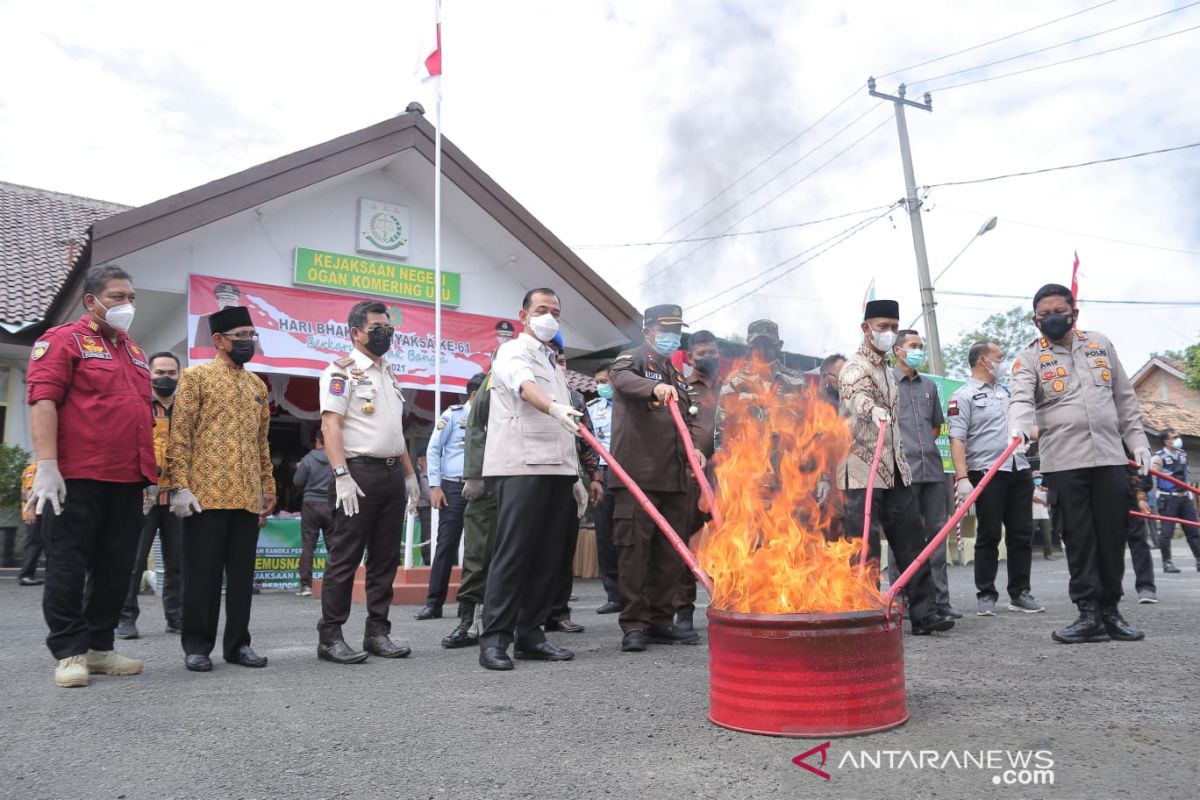 Kejari OKU musnahkan puluhan lembar uang palsu dan narkoba