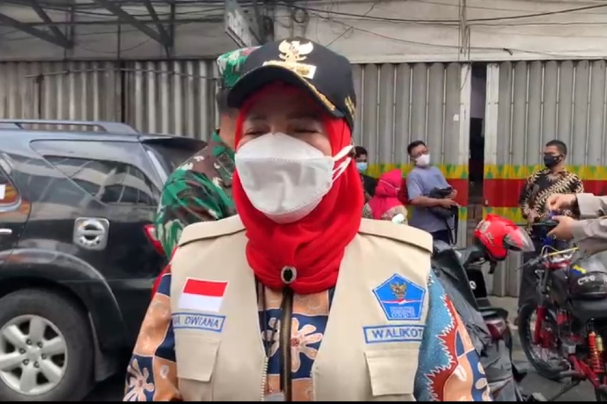 Satgas COVID-19 Bandarlampung lakukan tes antigen pedagang secara acak