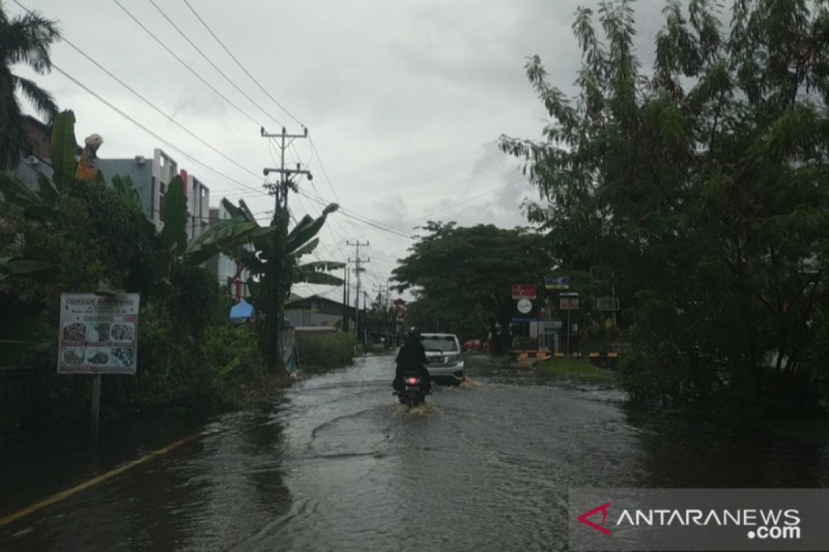 BMKG prakirakan hujan lebat di beberapa daerah,  ombak tinggi di selat Bali-Lombok