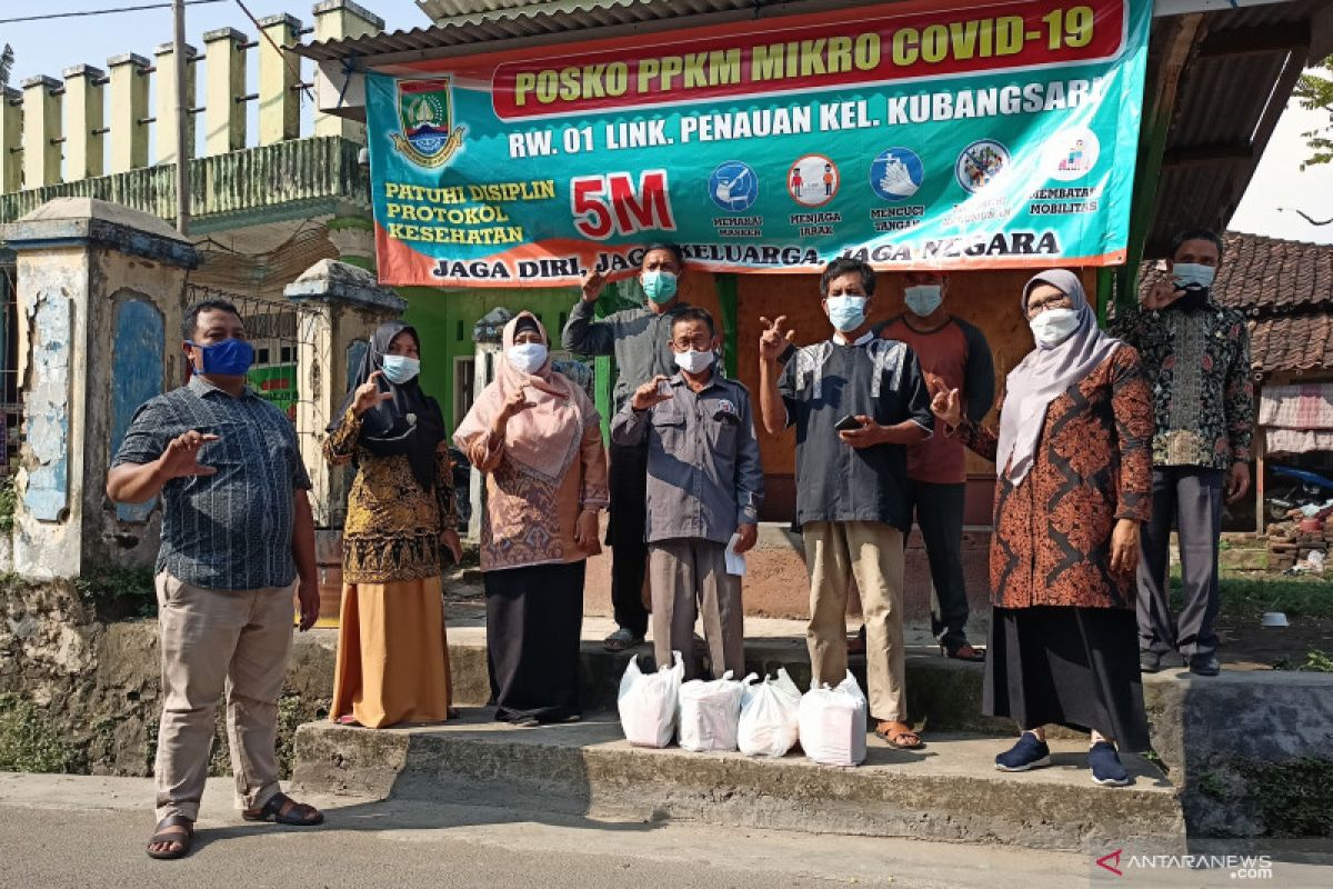 Kelurahan & LPM Kubangsari gotong royong bantu penuhi kebutuhan warga isoman