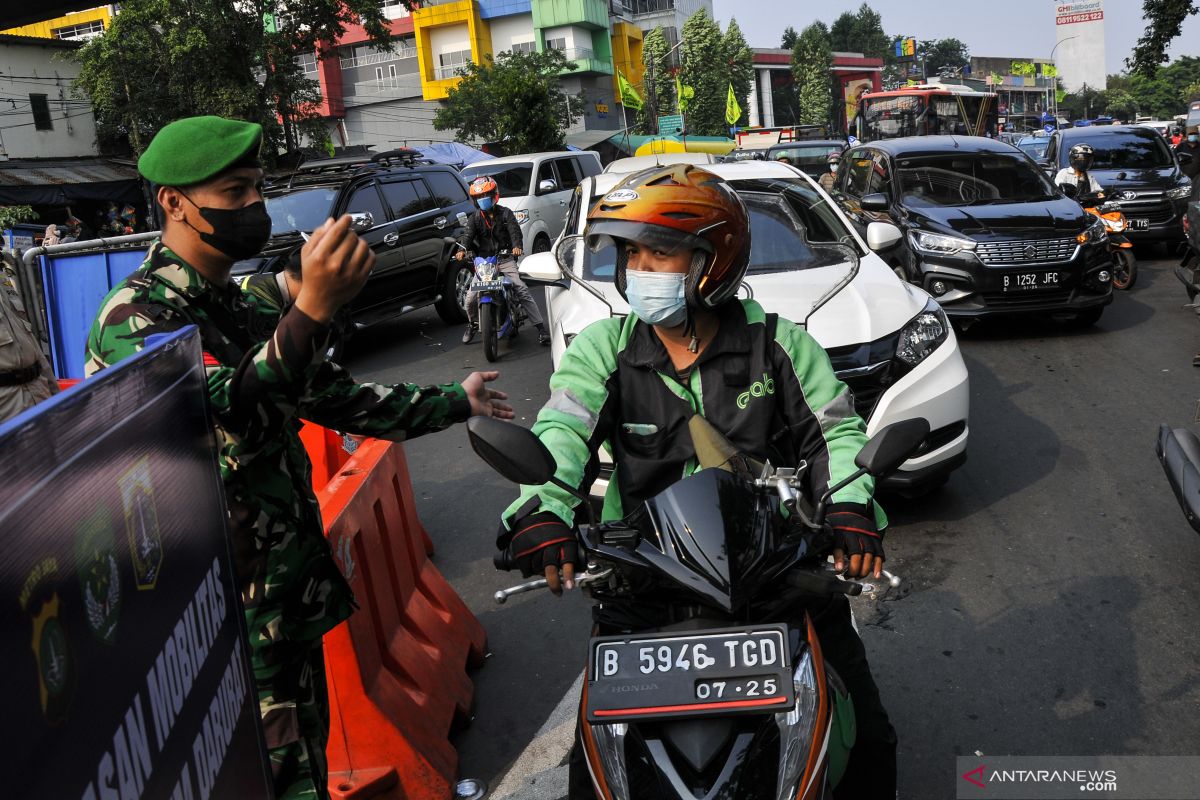 Online ojek drivers can cross barrier posts without worker certificate