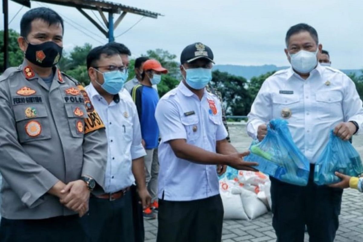 21 warga Silahisabungan jalani isoman, Satgas serahkan bantuan