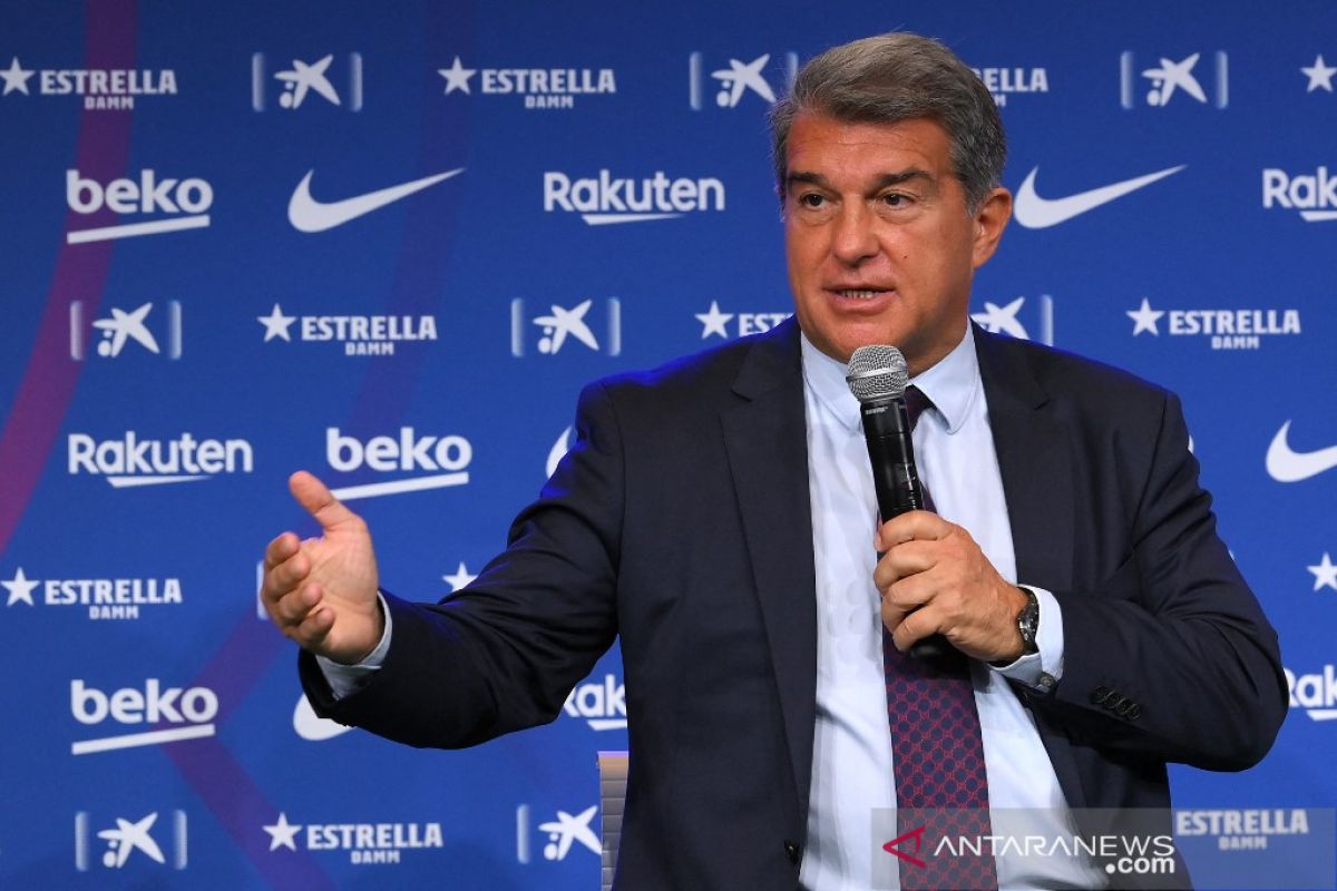 Joan Laporta meminta fans Barcelona sabar soal kontrak Lionel Messi