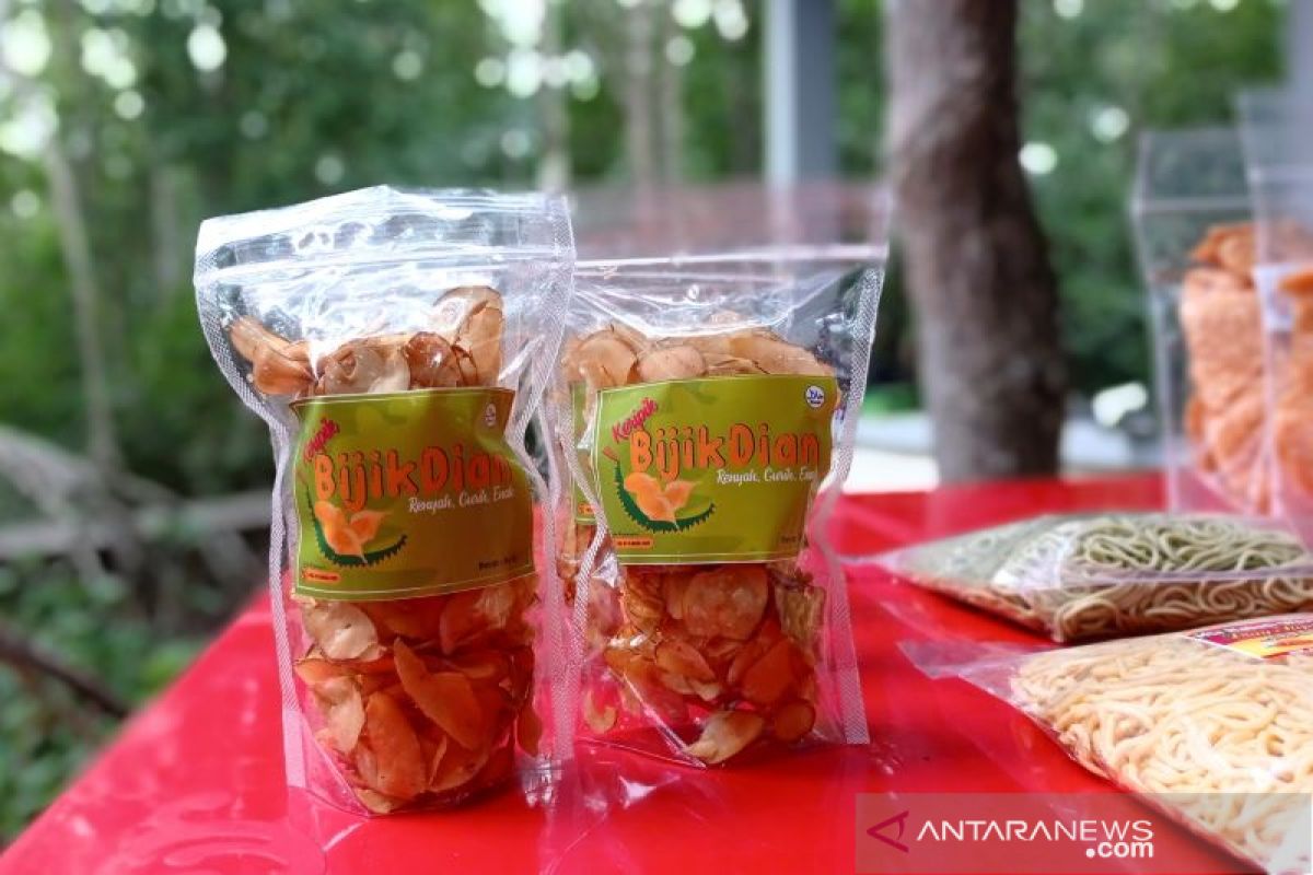 Ibu rumah tangga di Riau olah biji durian jadi keripik