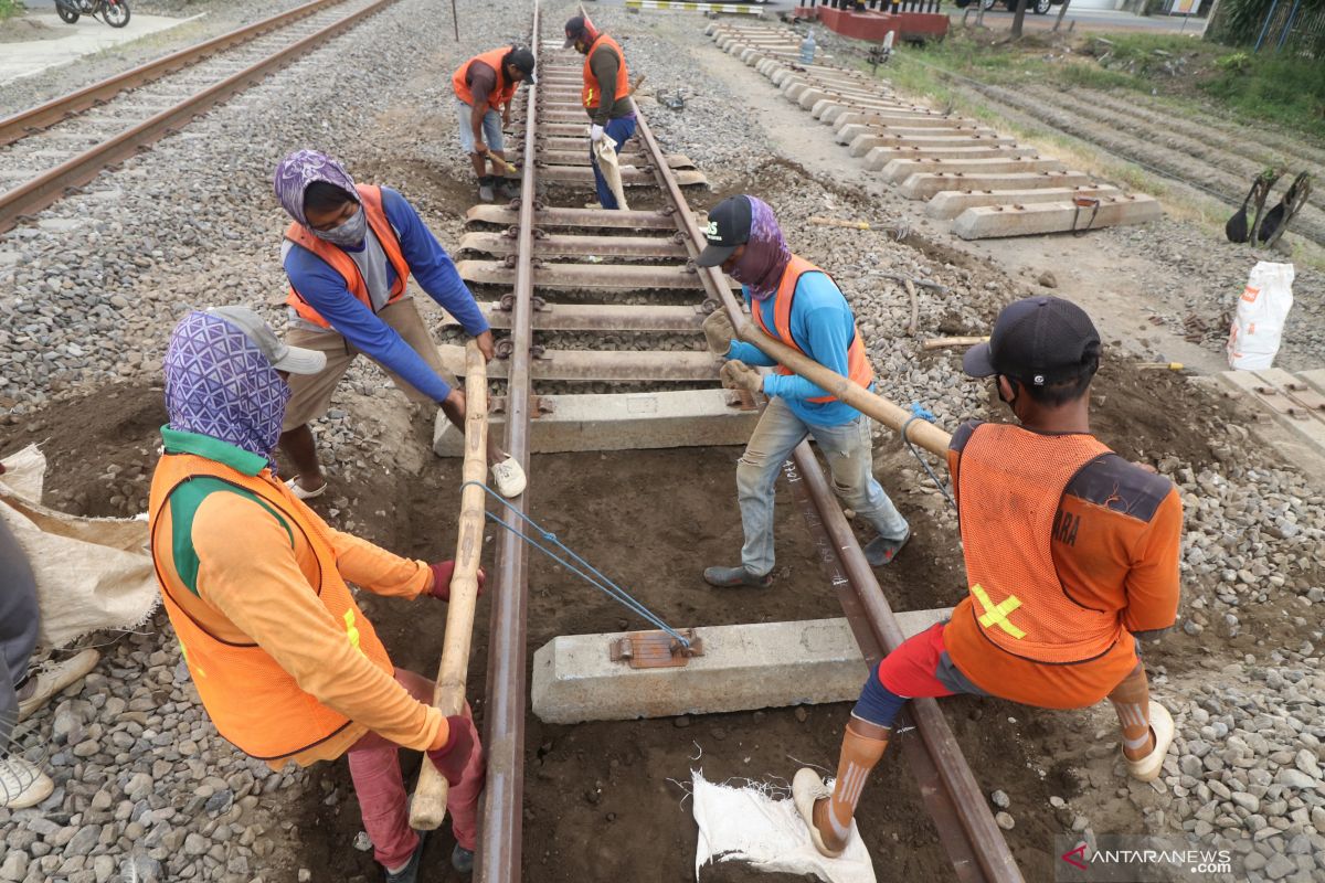 Keasyikan berjemur, dua pria ini tewas tersenggol kereta api