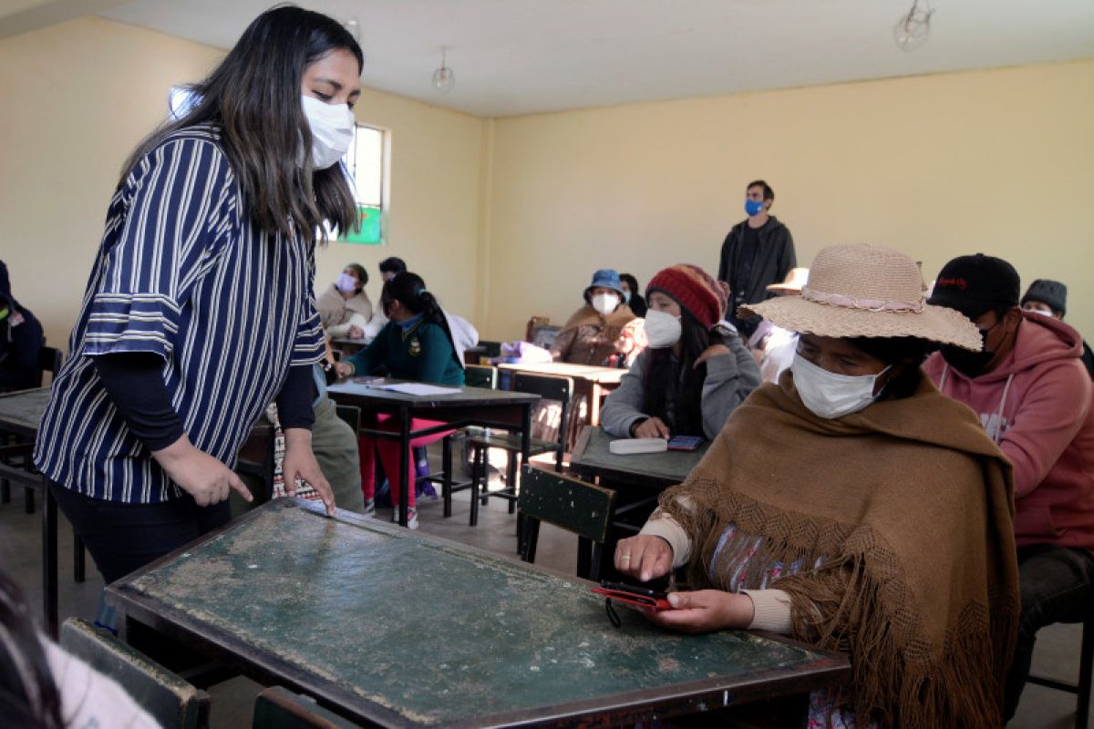 Anak sekolah online, orang tua di Bolivia kursus cara pakai ponsel