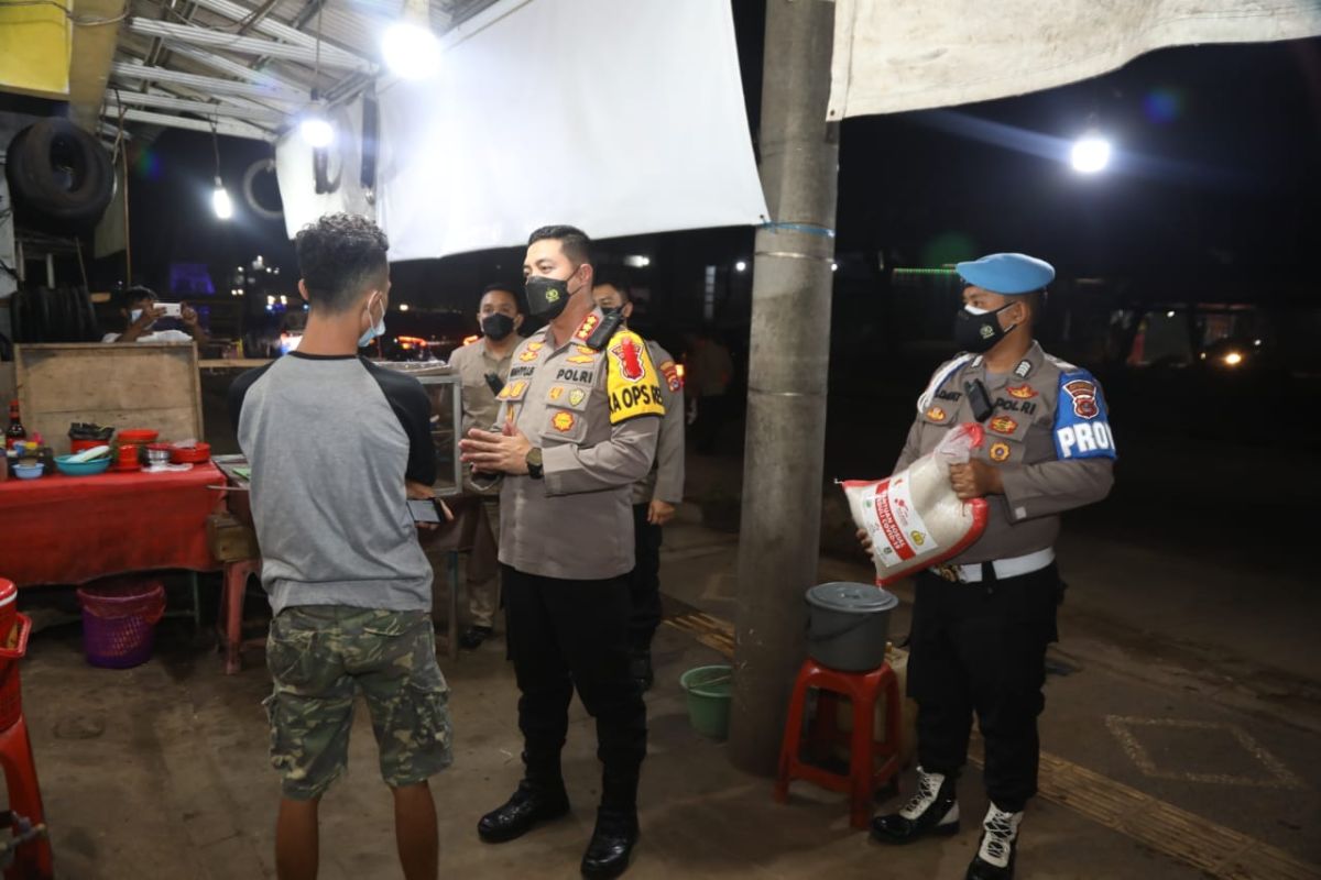 Polisi membagikan bantuan beras buat pedagang kaki lima di Tangerang