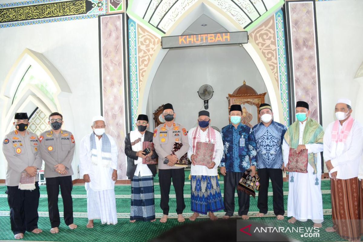 Safari Jumat, Kapolda Babel Bersama GM PLN Babel Bagikan Masker dan Handsanitizer