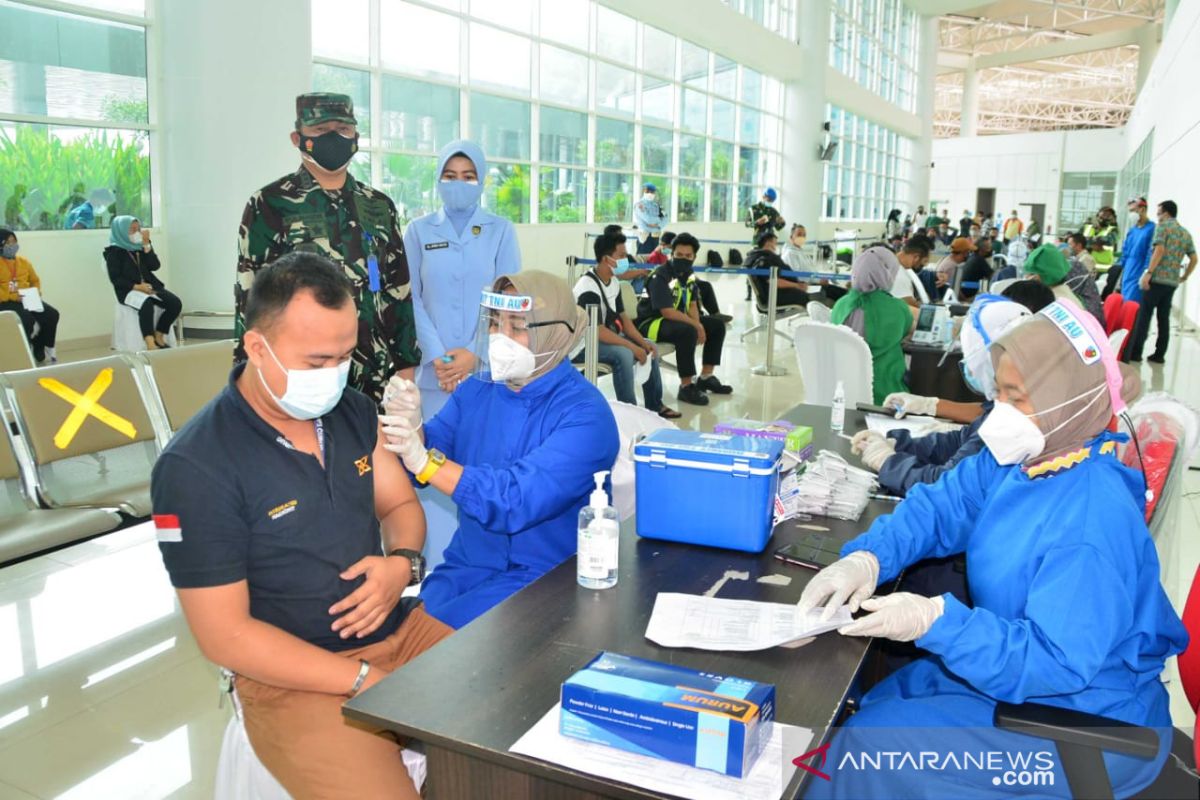 Sjamsudin Noor Air Base conducts vaccine drive at airport to support emergency PPKM
