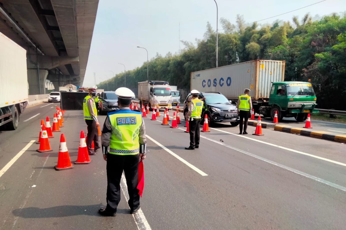 Polres Karawang putar balik ratusan kendaraan di GT Karawang Barat selama PPKM darurat