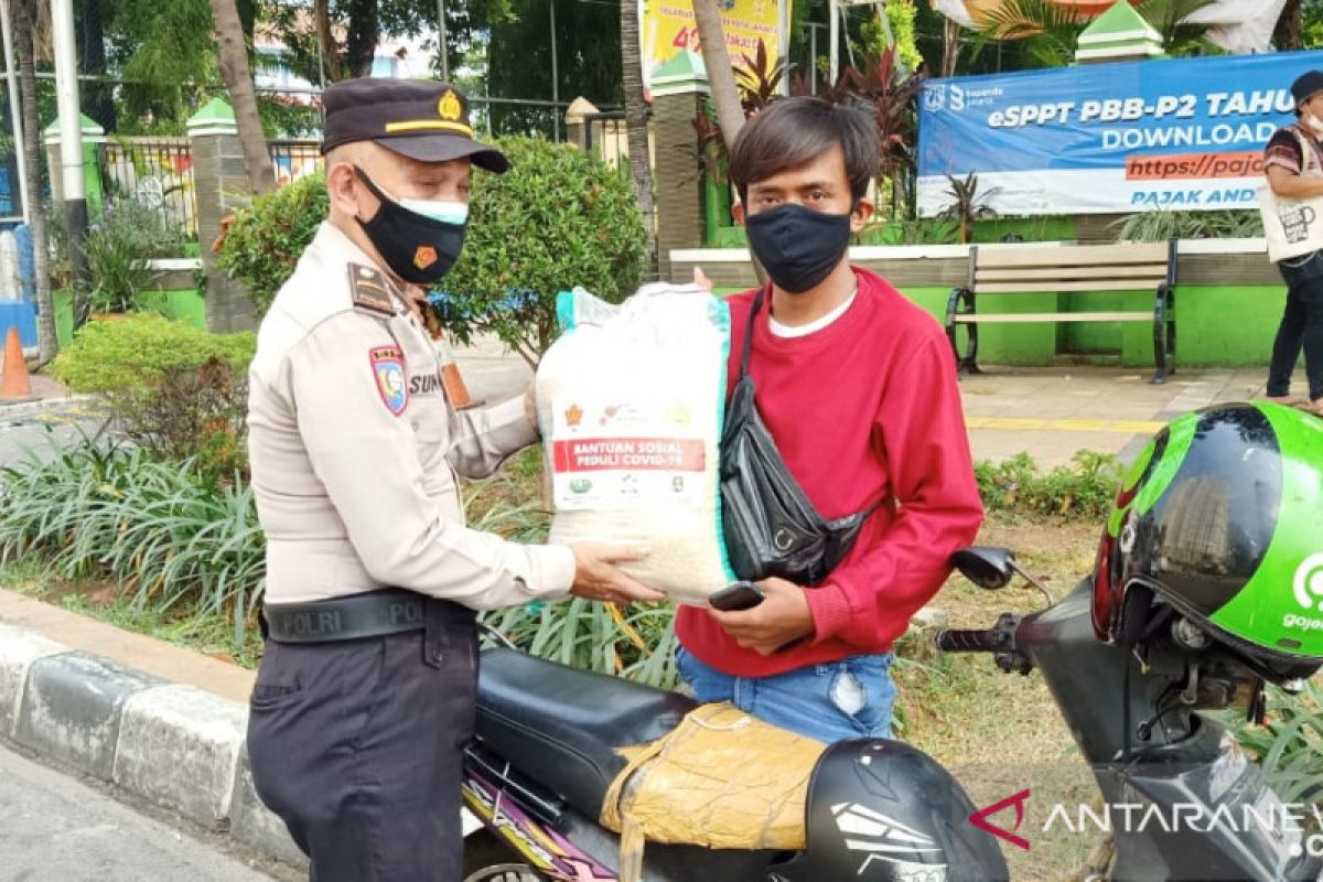 Polsek Tanjung Duren salurkan bantuan beras untuk ojek daring