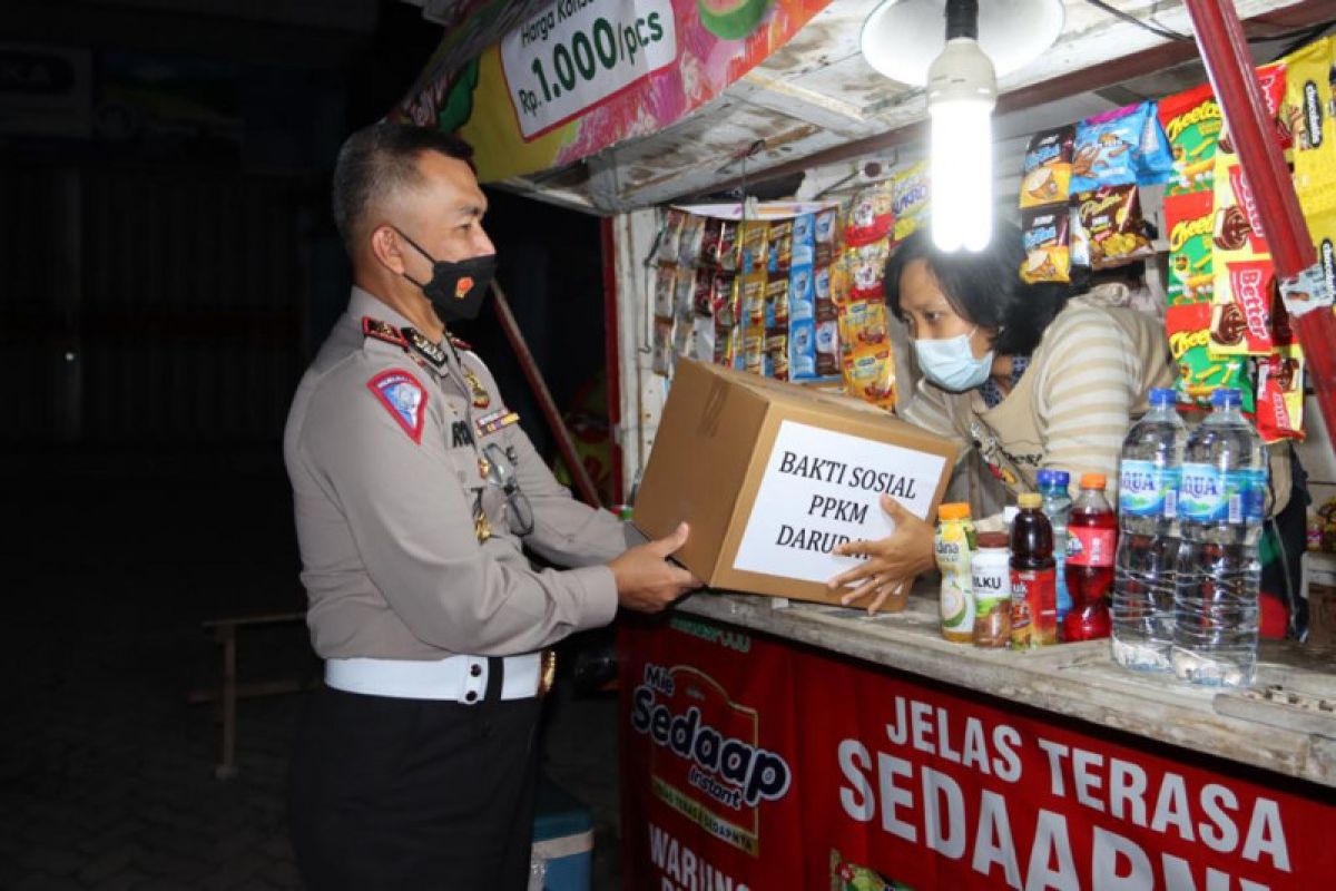 Ditlantas Polda Lampung bagikan sembako buat warga terdampak COVID-19