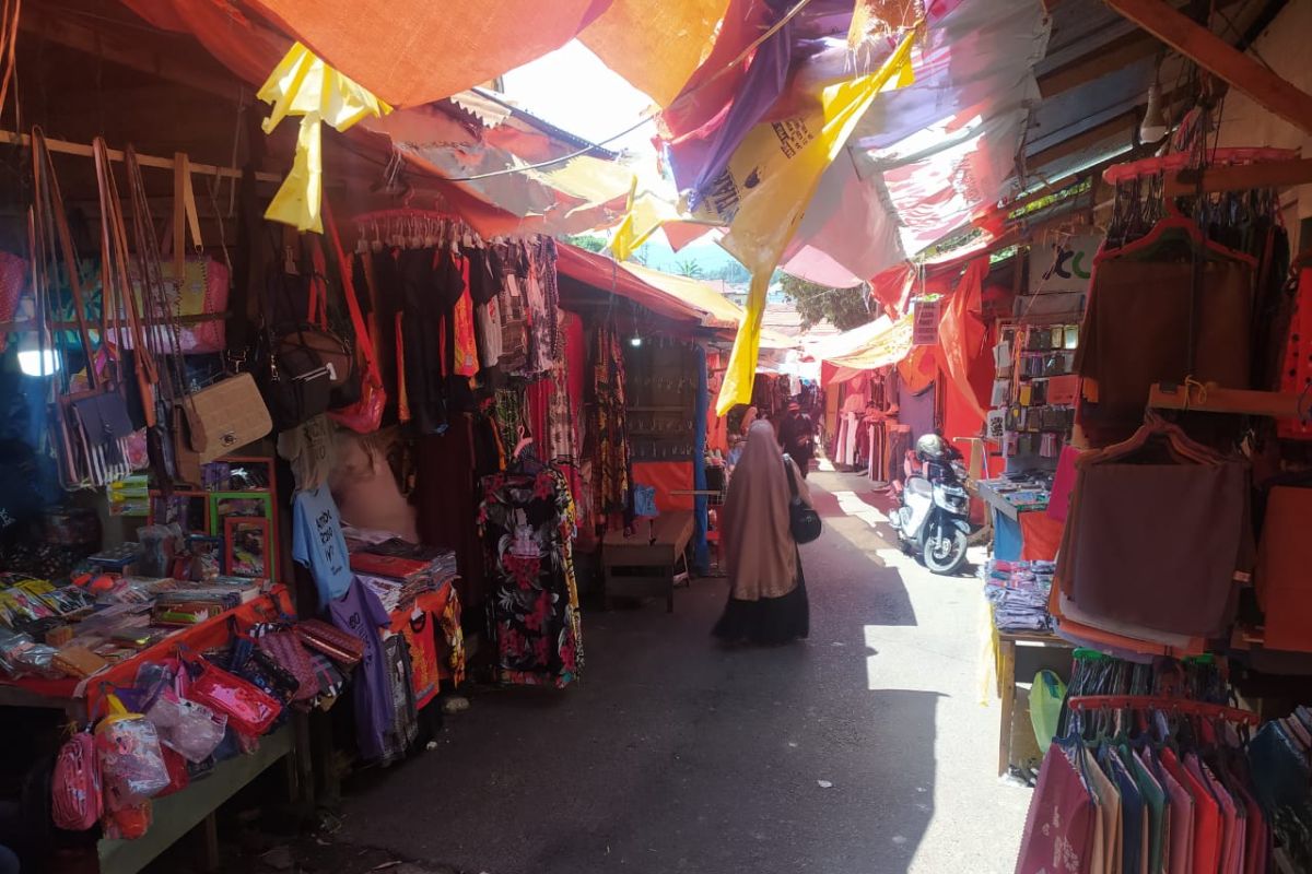 Kendati sepi pengunjung, pedagang pasar Lereng Bukittinggi tetap semangat berjualan