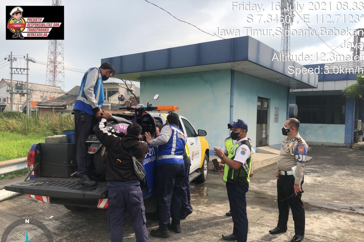 Masuk jalur Tol Dupak, seorang pengendara sepeda motor diamankan PJR Polda Jatim