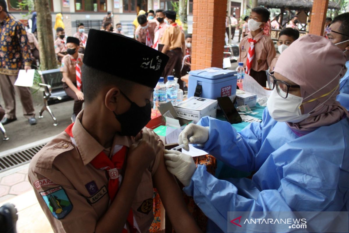 Gubernur Khofifah dorong percepatan vaksinasi COVID-19 bagi remaja