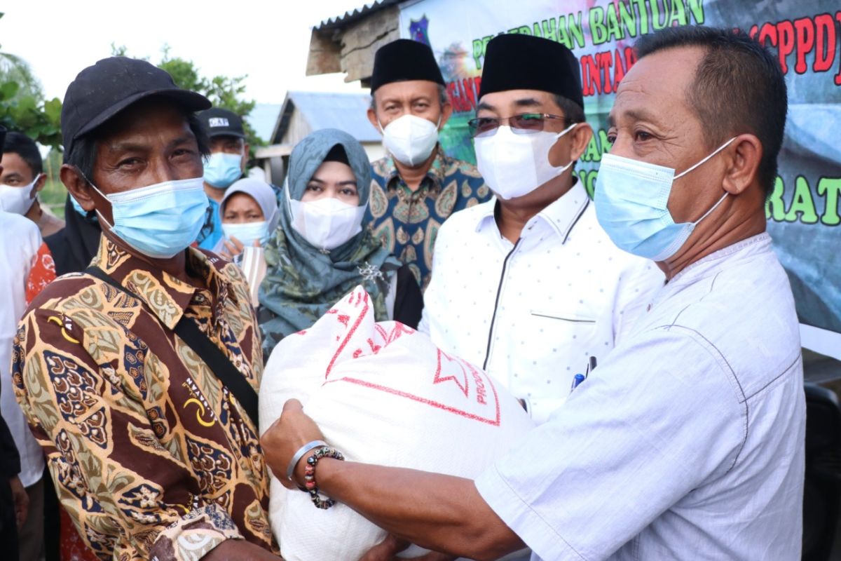 Pemkab Tanjabbar beri bantuan korban  longsor di Pasar Parit Deli