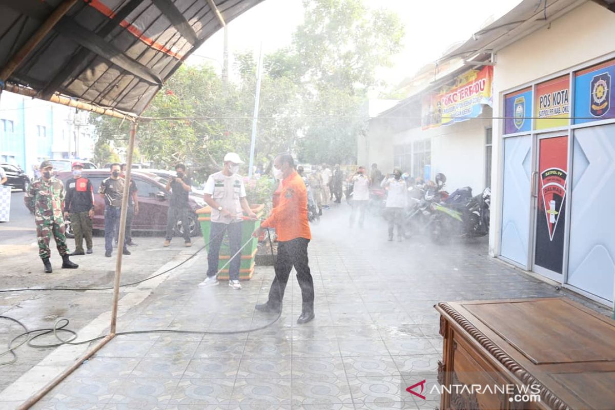 Pemkab OKU lakukan penyemprotan disinfektan fasilitas umum secara serentak