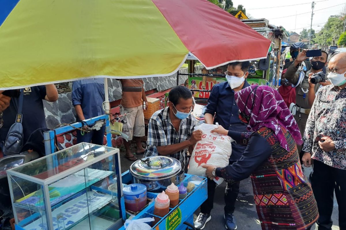 Gandeng forum CSR, Wali Kota Mojokerto Ning Ita salurkan 1.000 paket sembako