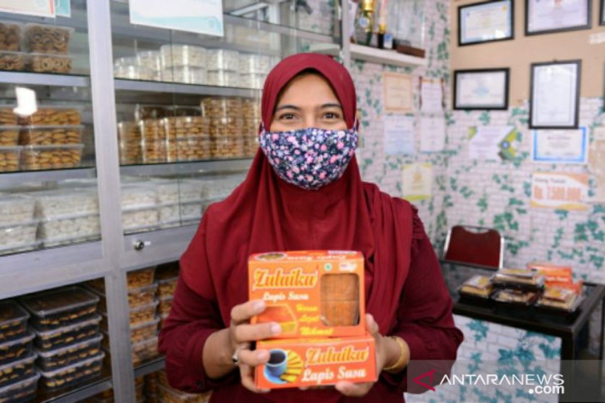 Kembangkan usaha kue kering dan lapis susu, Zullaikhah jadi mitra binaan PT Timah