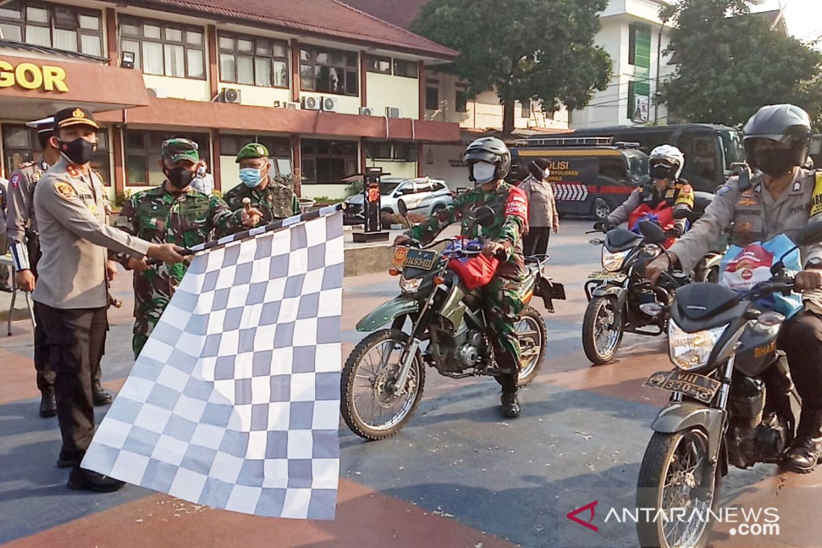 Aparat TNI-Polri bagikan paket obat dan makanan ke pasien COVID-19 isoman di Bogor