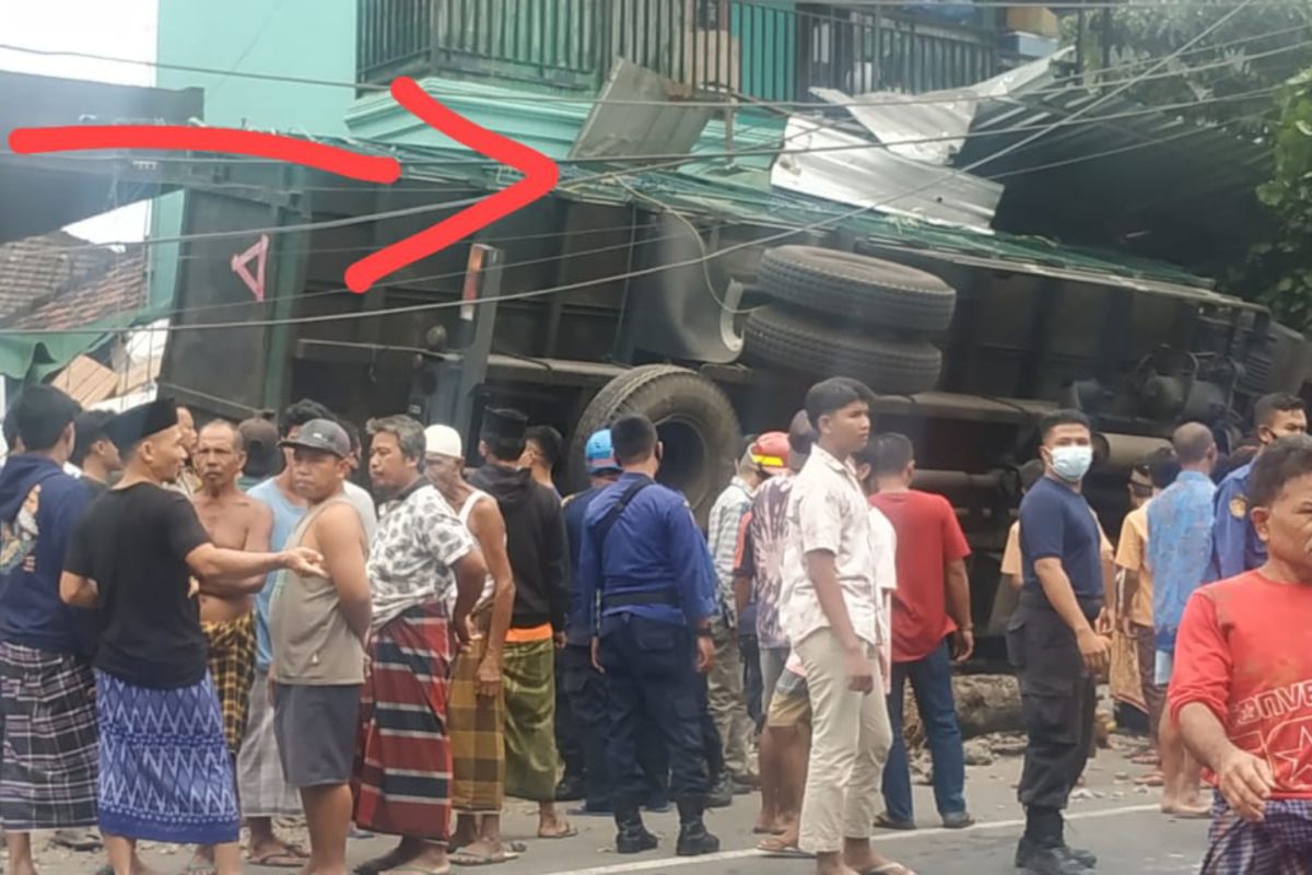 Gara-gara rem blong, truk fuso tabrak kios dan tiang listrik di Dasan Lekong